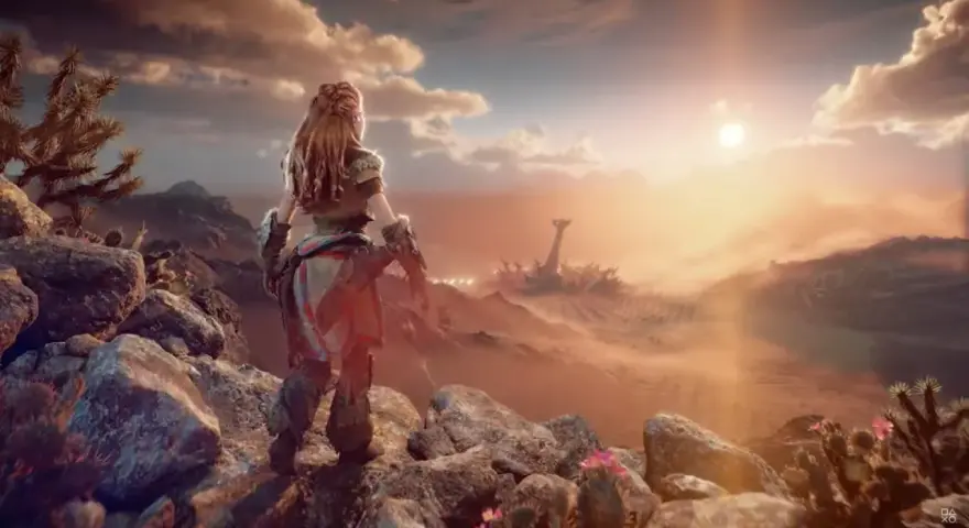 Aloy contempla un paisaje desértico al atardecer en Horizon Forbidden West, con ruinas mecánicas a lo lejos.