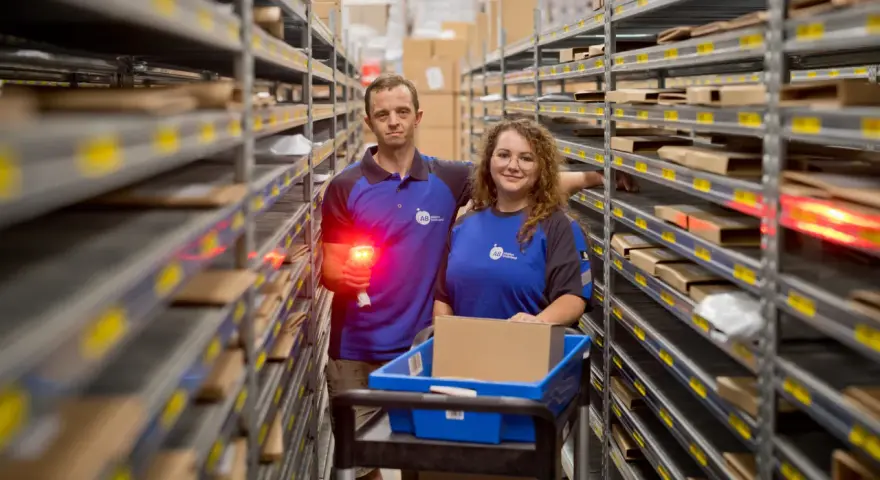 Pracownicy magazynu AB Midden Nederland, gotowi do pracy, przeglądają oferty pracy.