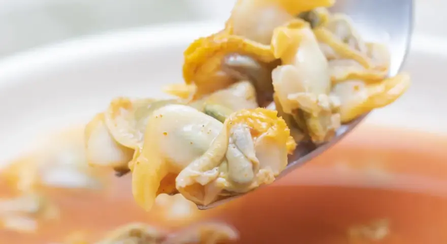 Cuchara con berberechos a la gallega, listos para disfrutar de esta deliciosa receta.