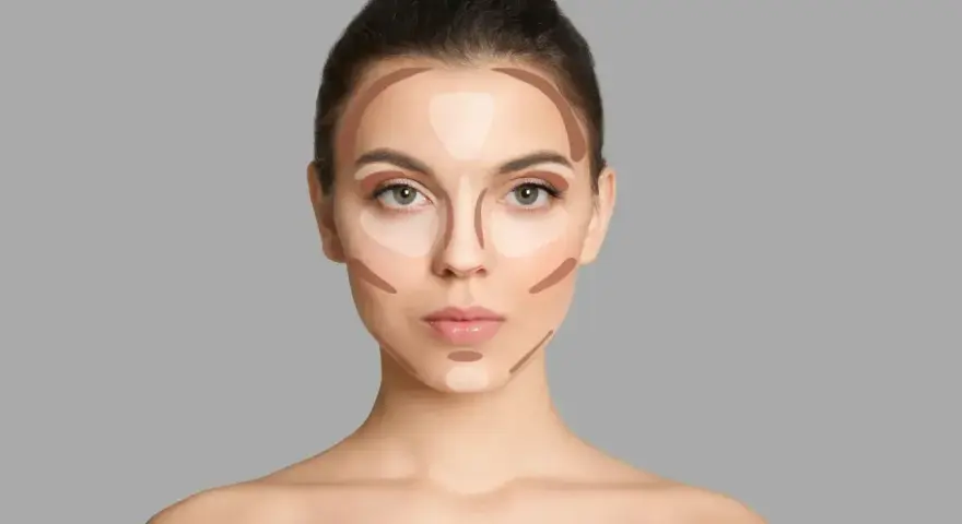 Modelka pokazuje, gdzie nakładać bronzer i rozświetlacz, by wymodelować twarz.