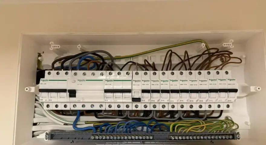 Podłączenie płyty indukcyjnej 400V wymaga precyzji. Widoczny rozdzielacz z zabezpieczeniami Schneider Electric jest kluczowy.