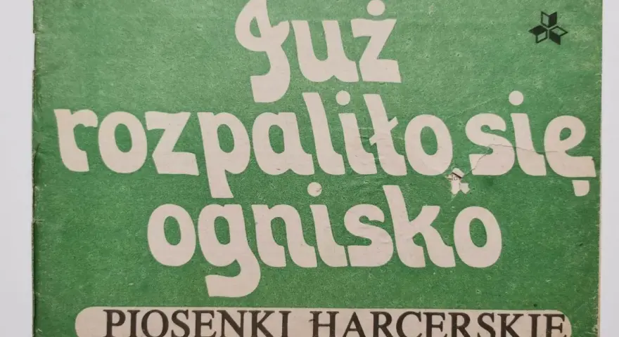 Już rozpalono ognisko – zbiór najpopularniejszych piosenek turystycznych, idealny na biwakowe wieczory.