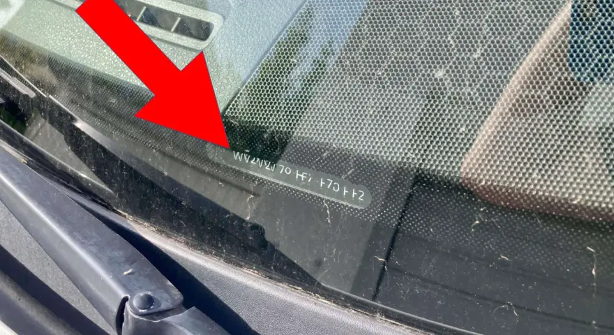 Fahrgestellnummer (VIN) auf der Windschutzscheibe, die auch als OEM-Nummer im Fahrzeugschein zu finden ist.