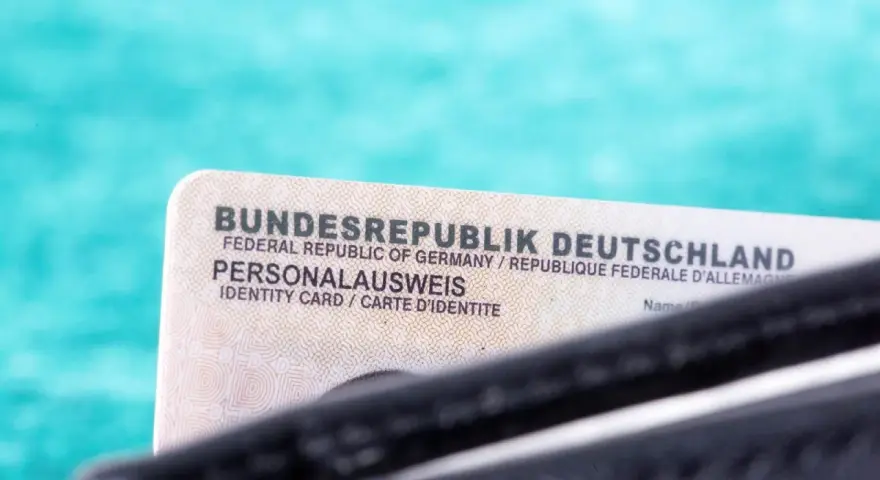 Niemiecki dowód osobisty, czyli Personalausweis, gotowy do podróży do Turcji na dowód.