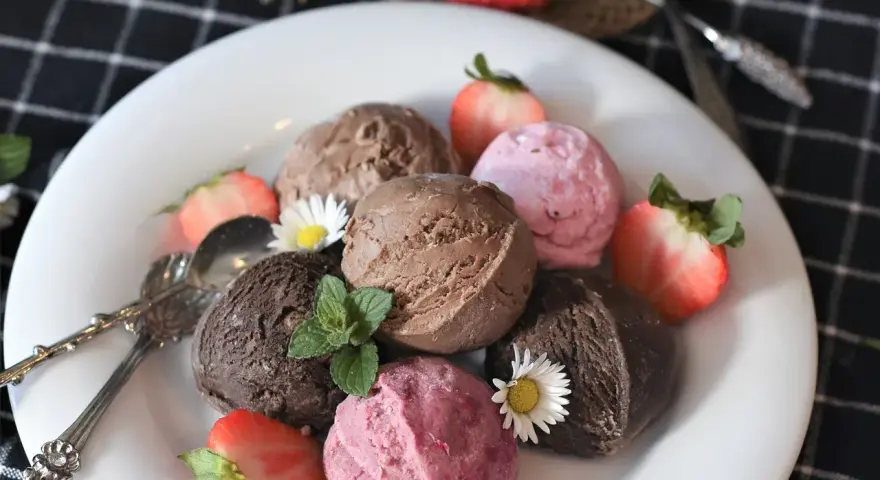 Przepisy na zdrowe lody, które zaspokoją Twoje słodkie pragnienia
