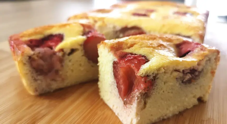 Pyszne keto ciasto z jogurtem greckim i truskawkami, idealne na deser.