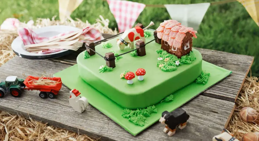 Torta per bambini a tema fattoria con mucca, casetta, trattore e animali.