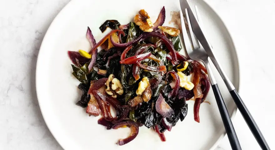 Bietole in padella con cipolla rossa e noci, un contorno saporito e colorato pronto per essere gustato.