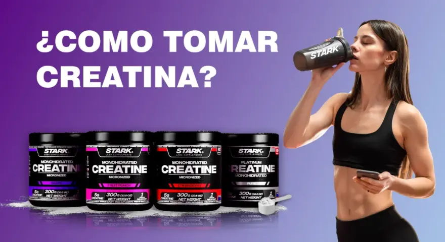Mujer bebe creatina de un shaker. ¿Cómo tomar creatina para construir músculo? Variedad de sabores de creatina Stark Labs.