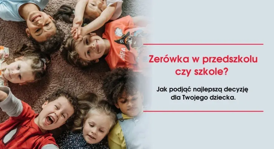 Uśmiechnięte dzieci leżą na dywanie. Tekst pyta: "Zerówka w przedszkolu czy szkole? Jak podjąć najlepszą decyzję dla Twojego dziecka.