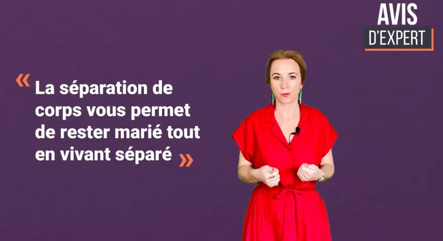 Une femme en robe rouge explique que la séparation de corps permet de rester marié tout en vivant séparé. Avis d'expert.