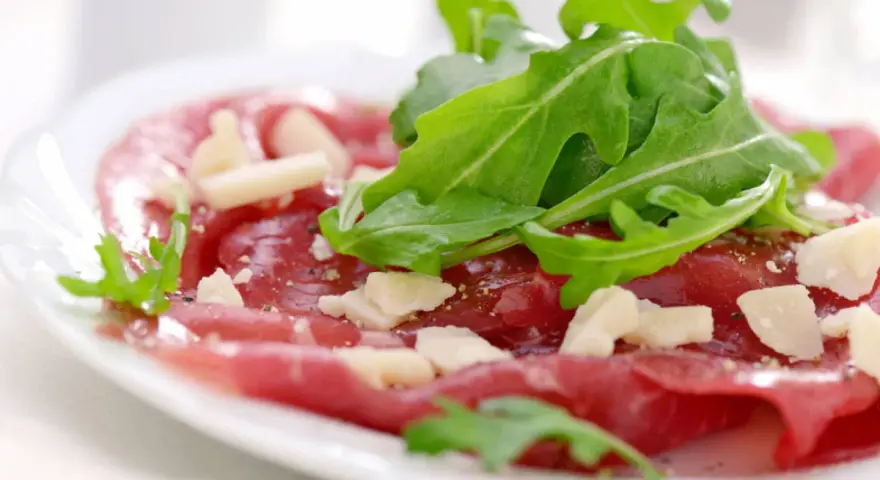 Cienkie plastry wołowiny z rukolą i parmezanem, skropione oliwą. Idealny sos do carpaccio.