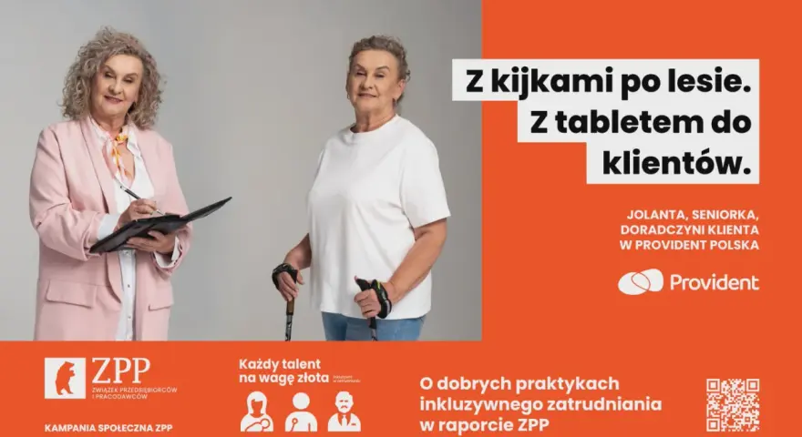 Jolanta, seniorka z Provident Polska, z kijkami po lesie i tabletem do klientów. Związek Przedsiębiorców i Pracodawców promuje inkluzywne zatrudnianie.