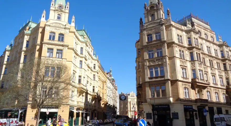 Spacer po urokliwej dzielnicy żydowskiej Pragi, pełnej zabytkowych kamienic i tętniących życiem uliczek.