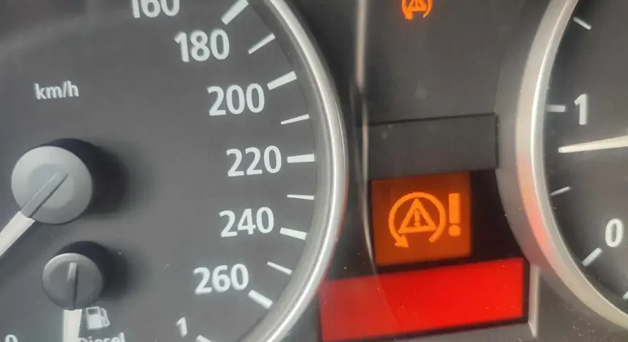 Kontrolka DTC BMW: kontrolka stabilizacji toru jazdy (DSC) świeci się, wskazując problem.