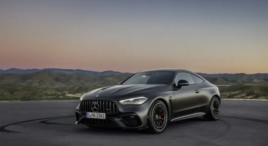 Mroczny Mercedes CLE 53 AMG na tle górskiego krajobrazu o zachodzie słońca.
