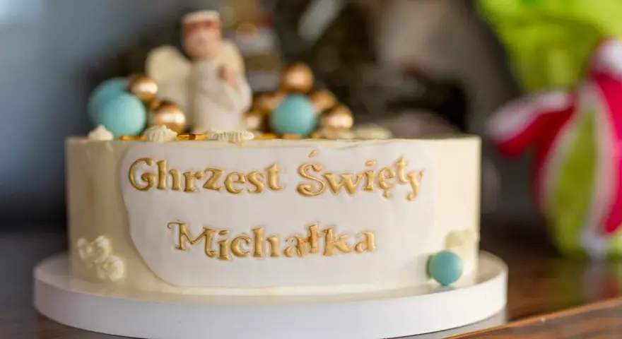 Elegancki tort na chrzest Michała, ozdobiony aniołkiem i złotymi detalami. Jedne z najpiękniejszych tortów na chrzest, jakie można sobie wyobrazić.