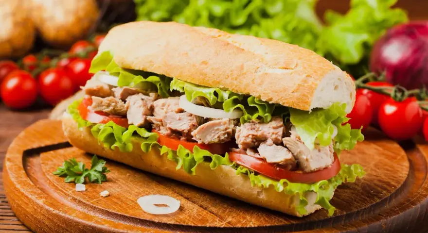 Ein Baguette mit saftigem Thunfisch, knackigem Salat, Tomaten und Zwiebeln. Perfekt zum stillen des Hungers.