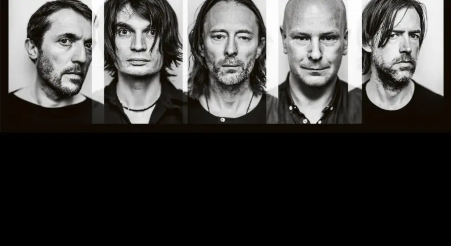 Cinq portraits en noir et blanc des membres de Radiohead, chacun dans son propre panneau.