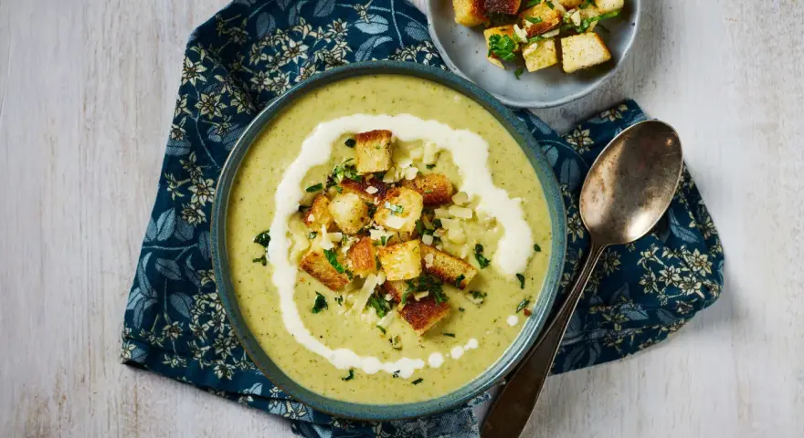 Krämig broccolisoppa med krutonger och en virvel av grädde. Ett perfekt recept för en värmande måltid.