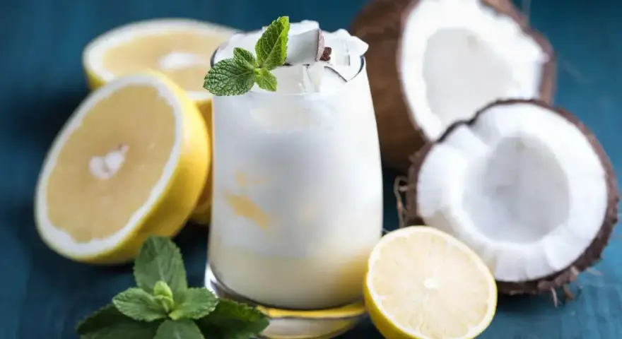 Mastiha likier jak pić? Ten kremowy koktajl z miętą, cytryną i kokosem to idealny sposób na jego degustację.