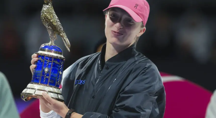 Iga Świątek z pucharem w Dausze, marząc o zwycięstwie w drabince WTA Doha 2026.
