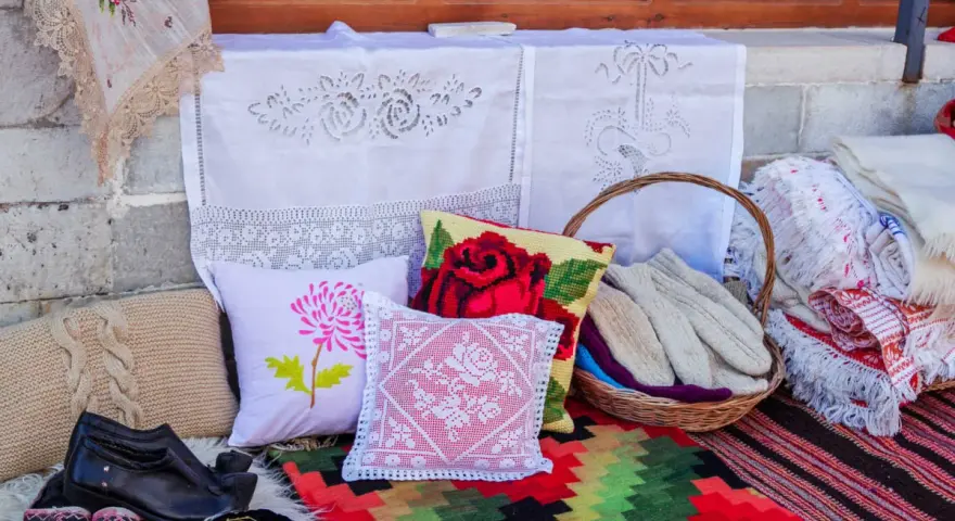 Ręcznie robione poduszki, rękawiczki, buty i dywany – idealne pamiątki, by wiedzieć, co kupić w Albanii.