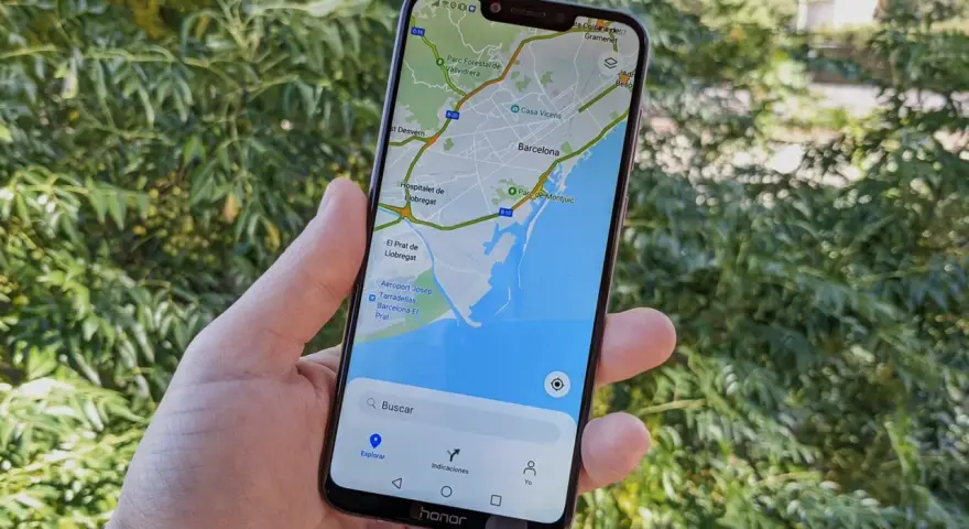 Mano sosteniendo un móvil con mapa de Barcelona. Ideal para buscar moviles por gps y planificar rutas.