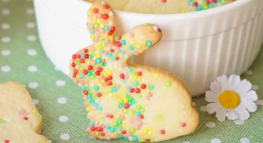 Hasenplätzchen mit bunten Streuseln, perfekt zum Backen zu Ostern. Ein süßer Genuss für die Feiertage.