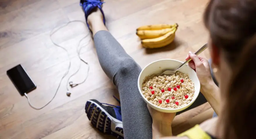 Après l'effort, une sensation de faim se fait sentir. Un bol de flocons d'avoine aux airelles rouges et des bananes attendent.