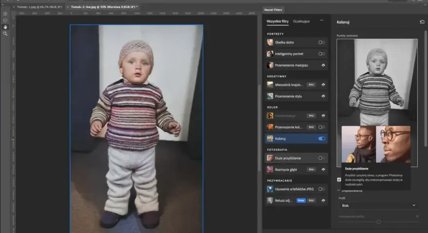 Dziecko w kolorowym sweterku i czapce, obok podgląd jak rozjaśnić zdjęcie za pomocą filtra "Koloruj" w Photoshopie.