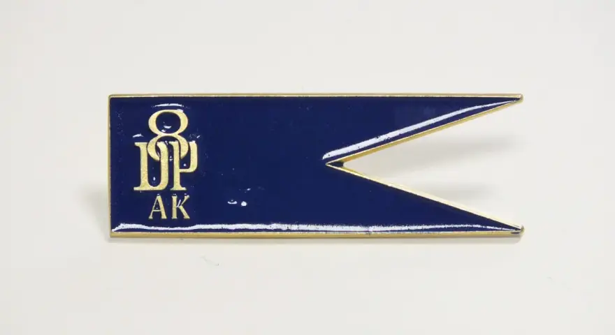 Granatowy proporczyk z złotym symbolem i literami "AK".