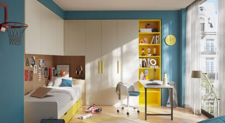 Arredare camerette piccole con soluzioni salvaspazio: letto con cassetti, scrivania, libreria gialla e armadio a muro.