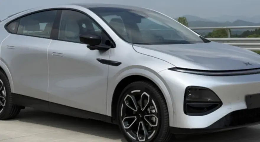 Srebrny SUV XPENG G6 z czarnymi felgami na tle krajobrazu.