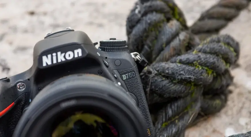 Un Nikon D750, prêt pour l'aventure, à côté d'une corde usée par le temps. Le D810 attend son tour.