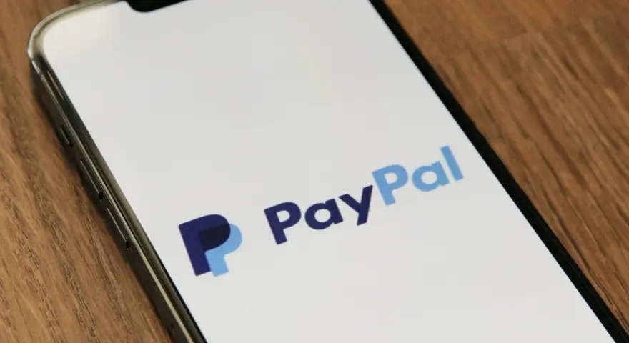 Na ekranie telefonu widnieje logo PayPal. Czy PayPal jest bezpieczny? To pytanie zadaje sobie wielu użytkowników.