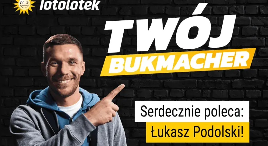 Uśmiechnięty mężczyzna wskazuje na napis "Twój Bukmacher". Totolotek poleca Łukasza Podolskiego do zakładów bukmacherskich.