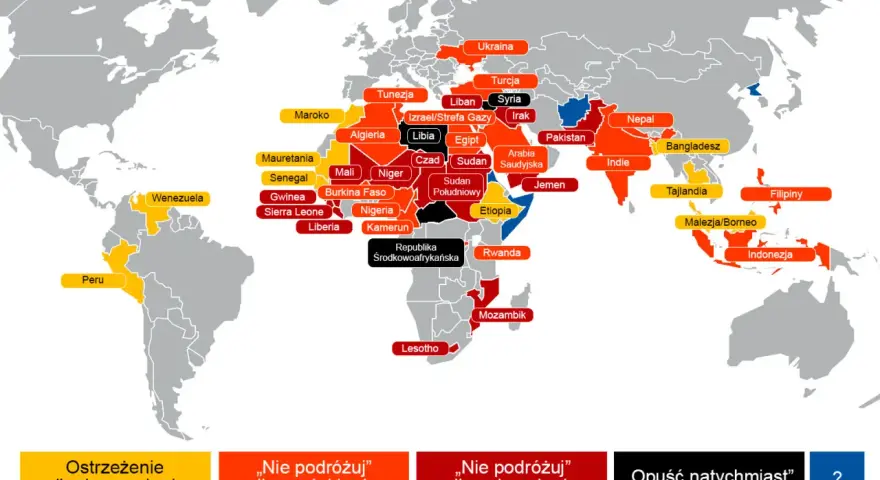 Mapa świata z zaznaczonymi krajami. Kolory wskazują ostrzeżenia dla podróżujących, np. "Nie podróżuj". Wśród nich są najbezpieczniejsze kraje Afryki.