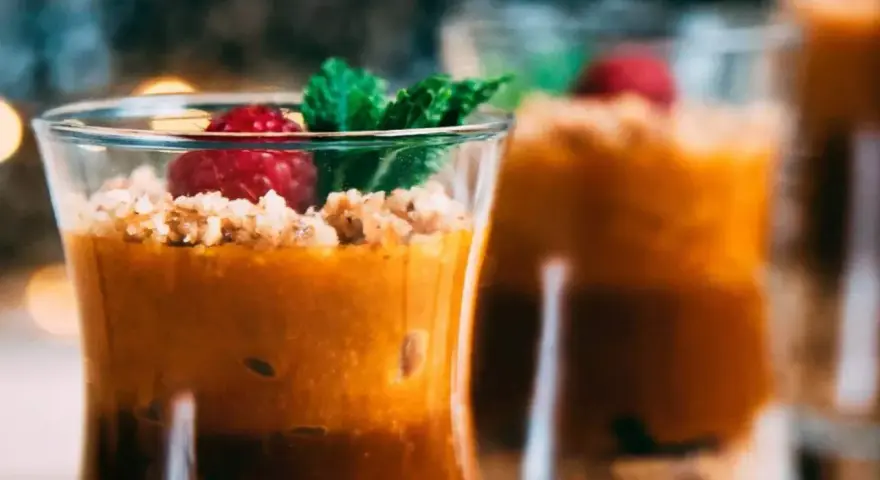 Deliciosos postres para Nochevieja en vasitos, con frambuesa y menta.