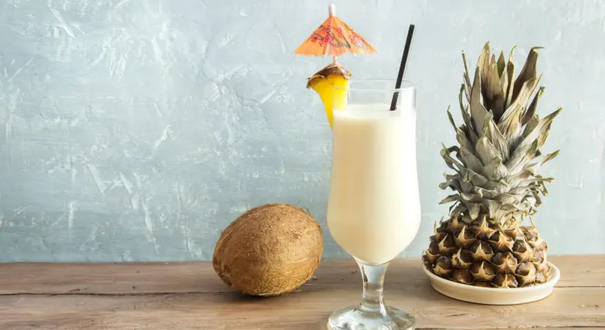 Likier Pina Colada z kokosem i ananasem. Idealny na tropikalne orzeźwienie.