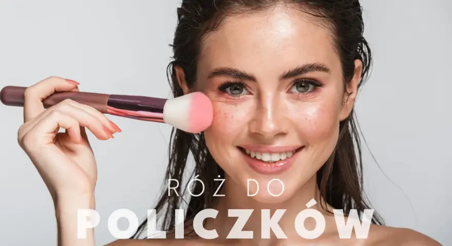 Uśmiechnięta kobieta nakłada pędzelkiem róż do policzków. To najlepszy roz dla Twojej cery!