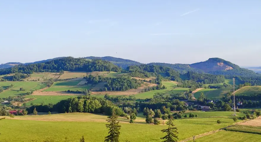 Krajobraz krainy wygasłych wulkanów zachwyca zielonymi wzgórzami, polami i lasami. Atrakcje przyrodnicze czekają na odkrycie.