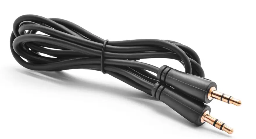 Czarny kabel aux z dwoma wtykami jack 3.5mm. Idealny do podłączenia telefonu do głośników, by cieszyć się muzyką.