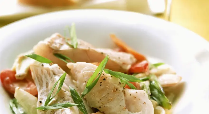 Zarte Fischstücke mit Gemüse in cremiger Sauce, ein köstliches Fischpfanne Rezept.