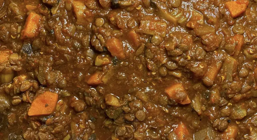 Un saporito ragù di lenticchie con carote e funghi, un piatto ricco e confortante.