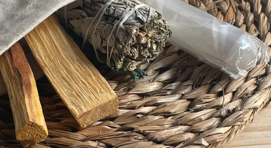 Palosanto, salvia y cristal para rituales de limpieza.