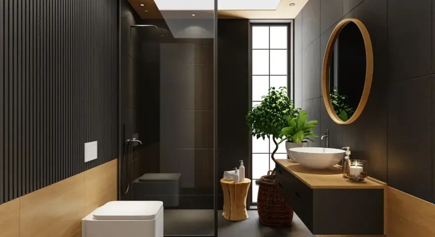 Bagno moderno con doccia, WC sospeso e lavabo. Le pareti sono rivestite con piastrelle nere e inserti in legno, creando un effetto di sovrapposizione che ricorda il lavoro di incollare piastrelle su piastrelle bagno.