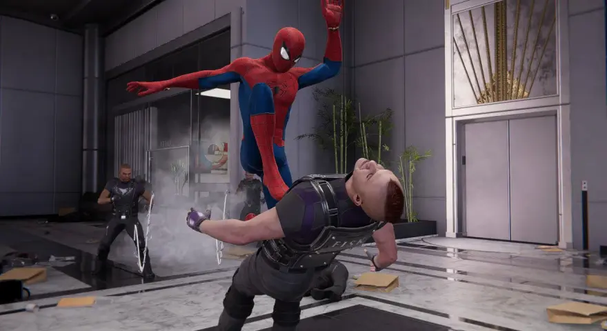 Spider-Man en acción, luchando contra enemigos en un lobby moderno. Una escena típica de los juegos de Spider-Man.
