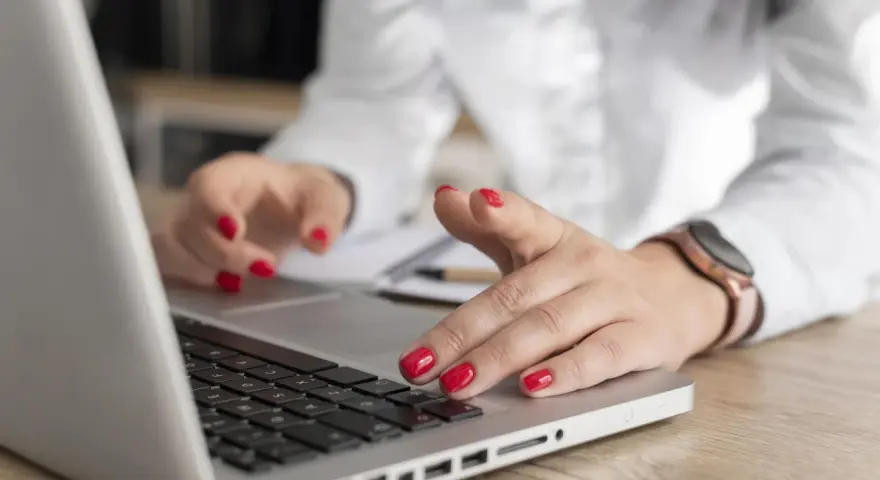 Państwowa monopolizacja w polskich serwisach online: jak ona działa