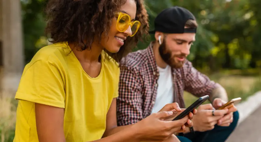 Platformy rozrywki online kontra salony stacjonarne w Polsce: co wybierają użytkownicy